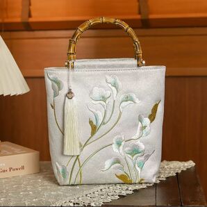 52 白の刺繍花柄和装用バッグ