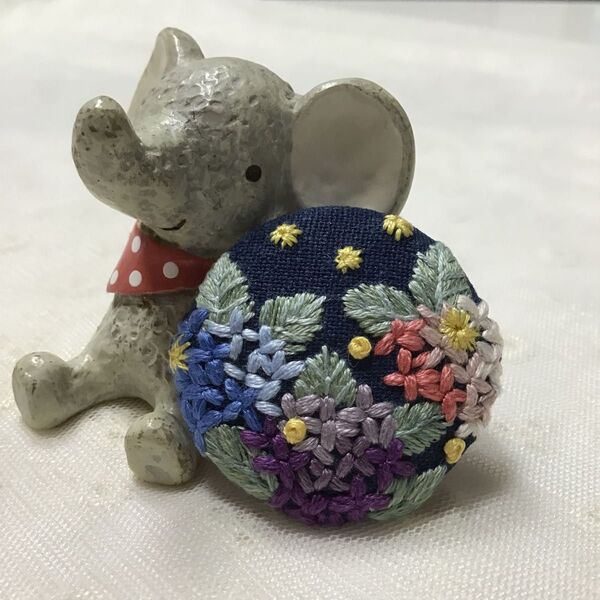 紫陽花と蛍 手刺繍ブローチ、ヘアゴム 、ペンダントにも ネイビー ハンドメイド