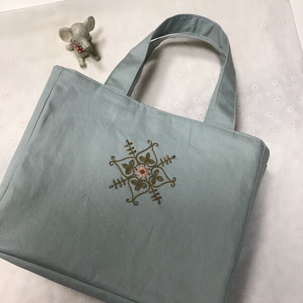 手刺繍スクエアバッグ ポンポンフラワーとタイル模様 ミントグリーン ハンドメイド
