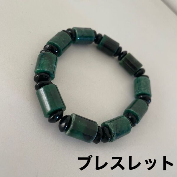 グリーンストーンと黒ビーズのブレスレット ブレスレット ゴム フリーサイズ 緑グリーン 黒ブラック シンプル ビーズ 石 ストーン