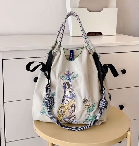 ナイロン製刺繍デザイントートバッグ 軽量エコバッグ うさぎホワイト ハンドバッグ ナイロン 肩紐付き