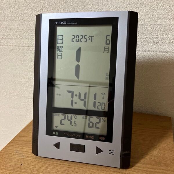 MAG 電波時計 デジタル時計 置き時計 MAG(マグ) 日めくり電波時計 置き掛け兼用 温度 湿度 日付 曜日記念日