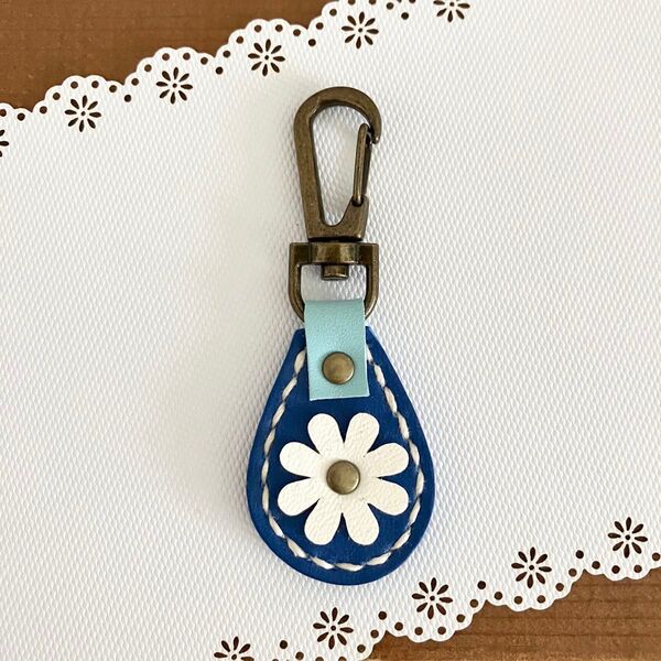 【36】青 本革 花キーホルダー ハンドメイド レザークラフト 革小物
