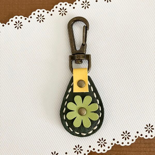 【37】深緑 本革 花キーホルダー ハンドメイド レザークラフト 革小物