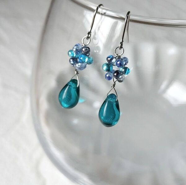 No.487ブルージルコンドロップ揺れる花ピアス サージカルステンレス ハンドメイド アレルギー対応