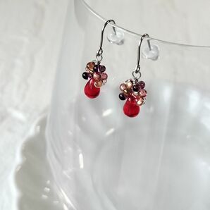No.840とても小さいシャムレッドガラスドロップ花ピアス サージカルステンレス ハンドメイド アレルギー対応