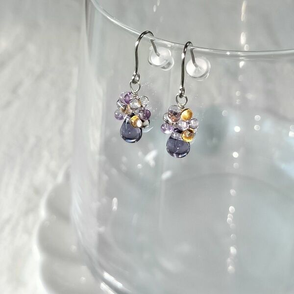 No1037とても小さいタンザナイト系パープルガラスドロップ花ピアス サージカルステンレス ハンドメイド アレルギー対応