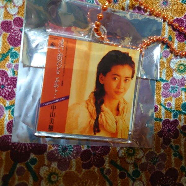 中山美穂 シングルジャケットアクリルキーホルダー 遠い街のどこかで…