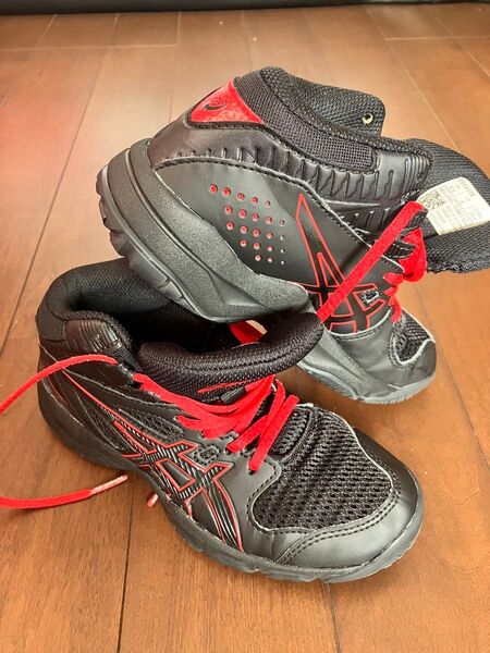 asics キッズ バスケットシューズ ブラック×レッド