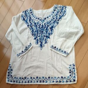 白地に青の刺繍ブラウス
