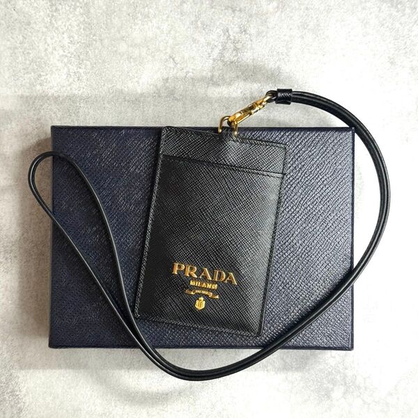 【未使用近/付属品完備】 PRADA プラダ / サフィアーノIDカードホルダー カードケース ネックストラップ ブラック