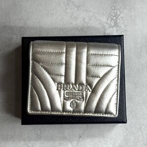 【付属品完備】 PRADA プラダ / ダイアグラムキルティングコンパクトウォレット 二つ折り財布 シルバー 1MV204