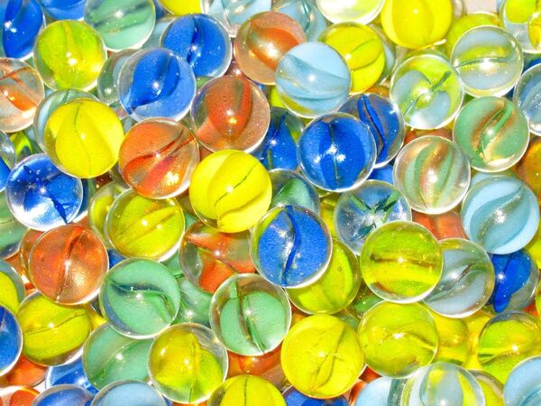 昭和の遊び【ビー玉 60個セット】びーだま カラフル おもちゃ 玩具 子供 昔ながら 赤 青 緑 黄色 ブルー レッド ガラス玉
