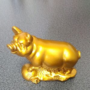 金色の豚の置物