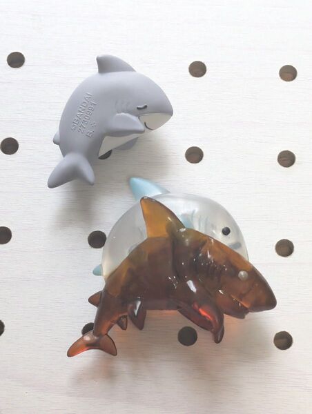 ★最終価格★カプセルトイ/サメ、ミニマスコットフィギュア2個(脱皮サメ、おひるねサメ