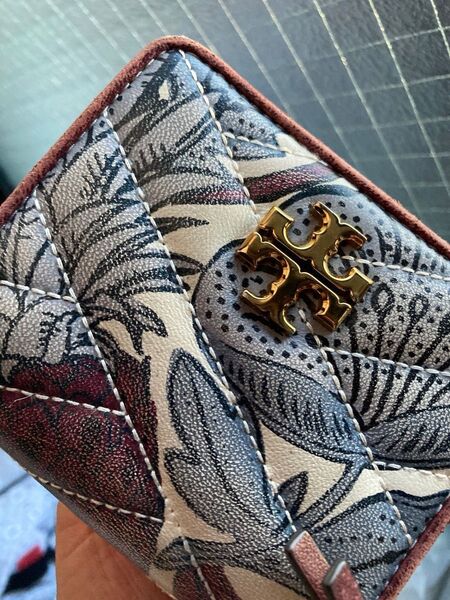 レア! Tory Burch トリーバーチキラ シェブロン プリント バイフォールド ウォレット 二つ折り財布
