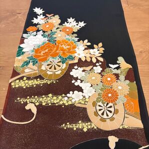 ★和布★正絹 黒留袖 ハギレ(花車柄)164㎝【r1190296209】