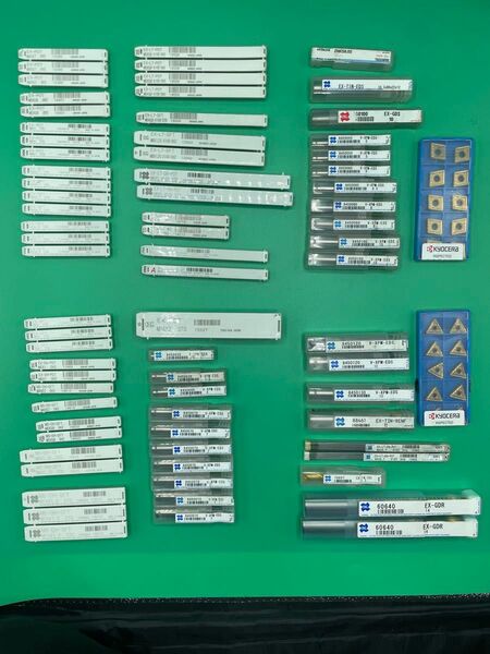 新品未開封品 切削工具 エンドミル、タップ、チップ OSGメイン 38種類 合計74ヶ 超硬エンドミル ポイントタップ