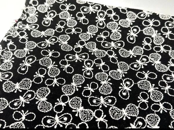 刺繍シーチング.リネン幅135cm×50cm.黒地蝶々