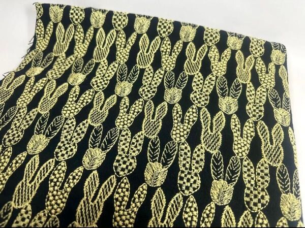 刺繍中厚..リネン.刺繍幅127cm×50cm.黒地黄色糸
