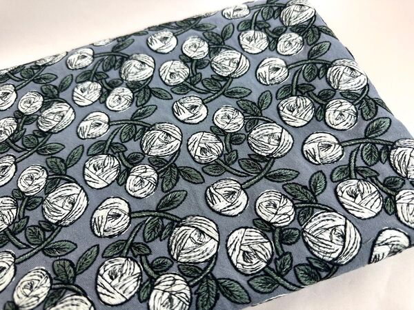刺繍中厚リネン.刺繍幅123cm×50cm.グレー地.薔薇