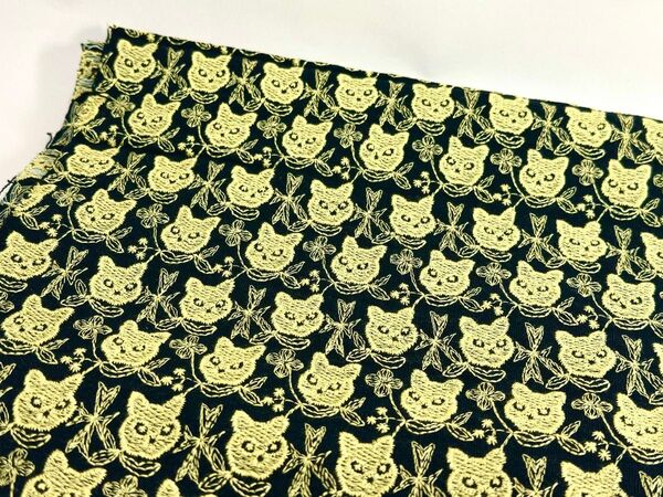 刺繍中厚..リネン.刺繍幅127cm×50cm.黒地黄色糸