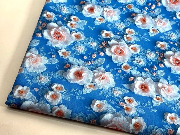 USAシーチング綿100%生地幅110cm×100cm.青地、立体風花プリント.1187