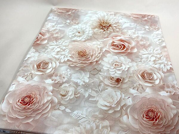 USAシーチング綿100%生地幅110cm×100cm.6572.薄いピンク花