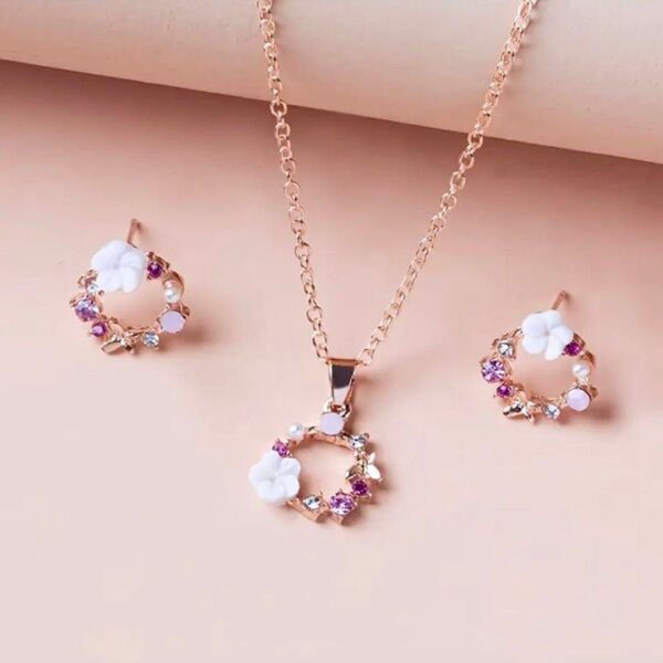 上品可愛いピンクゴールド白花リングピアス+ネックレス シルバーストーンパール 夏リゾート 結婚式 キラキラ フォーマル プルメリア