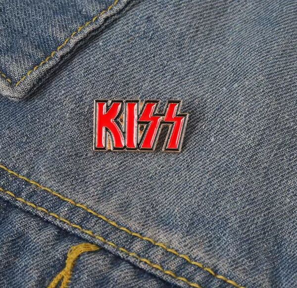 ロックバンド ピンバッジ KISS 金属ピンバッジ ビンテージ