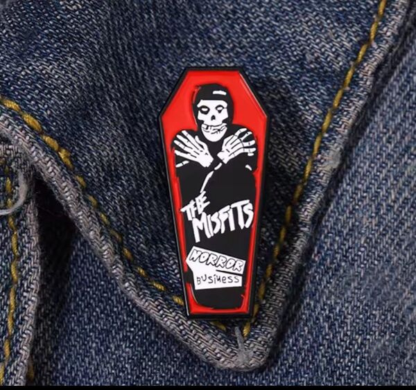 パンクロック ミュージシャン THE MISFITS ピンバッジ 金属製 樹脂留