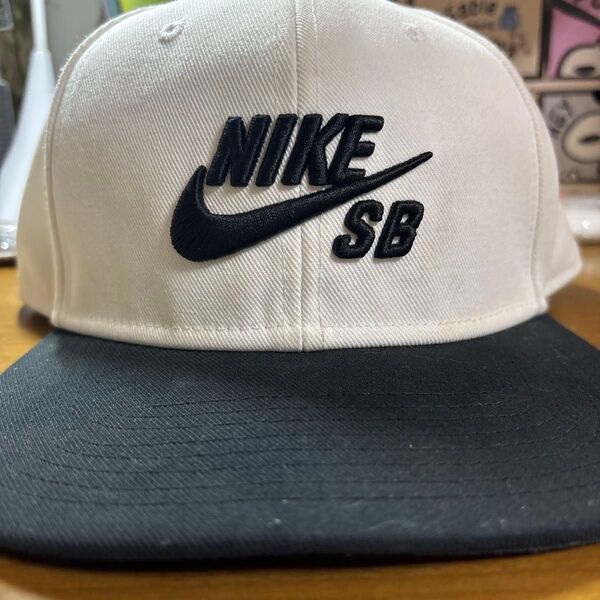 NikeSBのロゴ入りキャップ