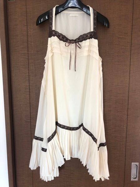 Mサイズ axes femme ノースリーブワンピース 、チュニック プリーツ ・レース ・クリーム色