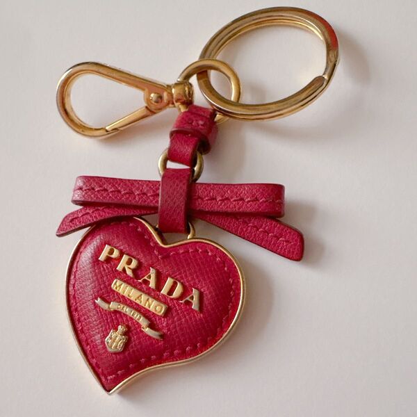 PRADA ハート型キーホルダー ピンク 濃いピンク リボン ハート プラダ キーホルダー キーリング バッグチャーム