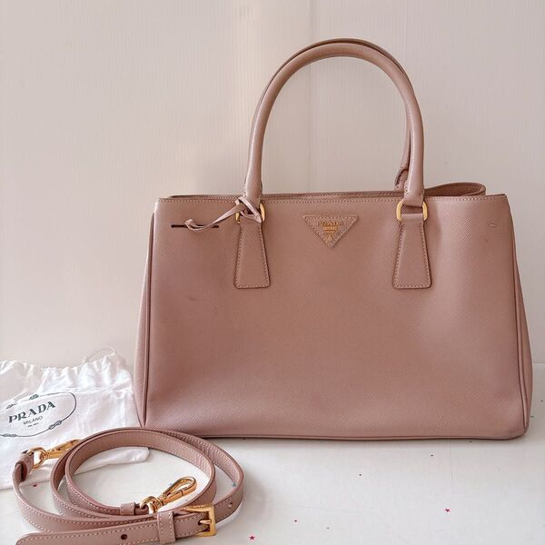 プラダ サフィアーノ レザー ミディアム ピンクベージュ ガレリア 2way ハンドバッグ ショルダーバッグ PRADA レザー