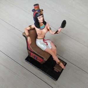 ■『絶世の美女Cleopatra風な置物』Figure１体。手鏡を把持しNarcismに浸る様子。高さ≒22㎝。台座縦16㎝・幅10㎝。埃及(Egypt)的情緒。