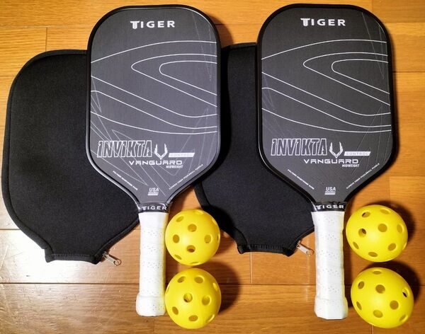 新品未使用♪ TIGER ピックルボールパドル T700カーボンファイバー 2本のパドル 2つのパドルカバー 4個のボール