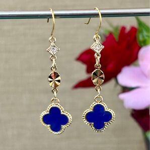 【k18金フックピアス】ジョイント青いエナメルの花型ダングルピアス