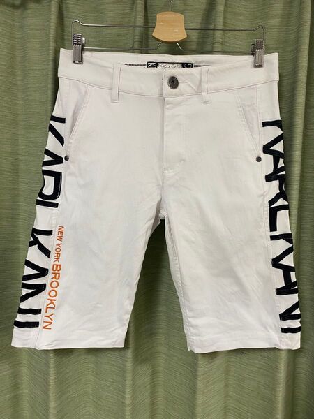 KARL KANI ホワイトパンツ BROOKLYNロゴ入り32インチ ハーフパンツ ゴルフウェア ストレッチ サイズL