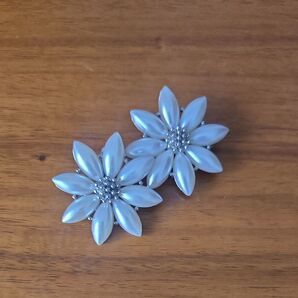 イヤリング アクセサリー シルバー フラワーブローチ
