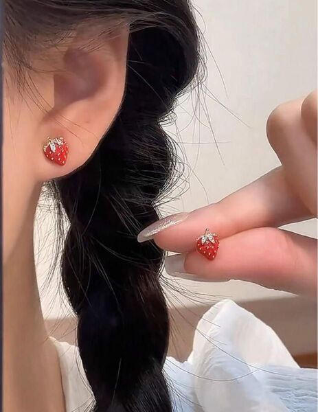 イチゴ型 赤色 ピアス(両耳用)