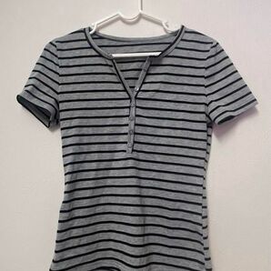 グランジ Y2Kグレーと黒のストライプTシャツ