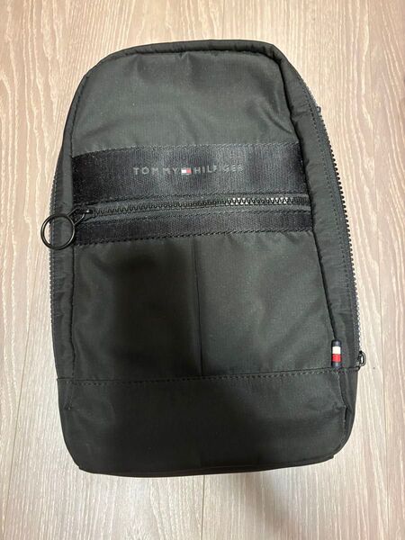 TOMMY HILFIGER ボディバッグ ブラック