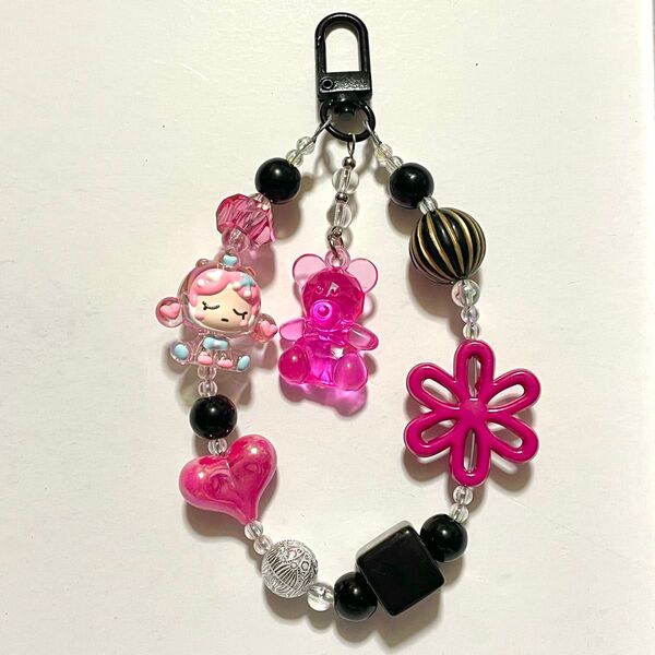 ★078★ ハンドメイド handmade 大人気★ 可愛い 海外輸入 キーホルダー spちゃん 黒 ピンク 花 くま