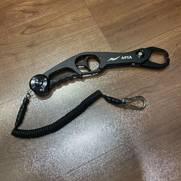 APIA Xband Xバンド ブラック スパイラルコード付きフィッシュグリップ