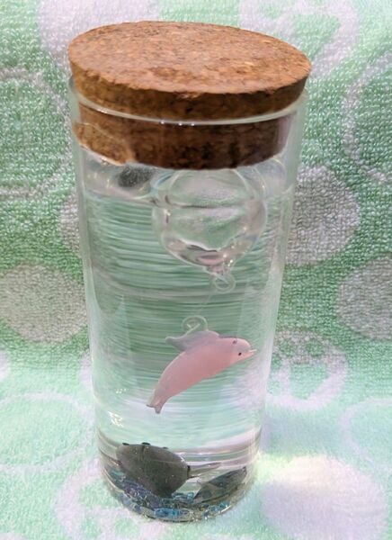 ガラス細工 水に浮かぶイルカ アザラシ親子 インテリア 夏 涼しげ (瓶付)