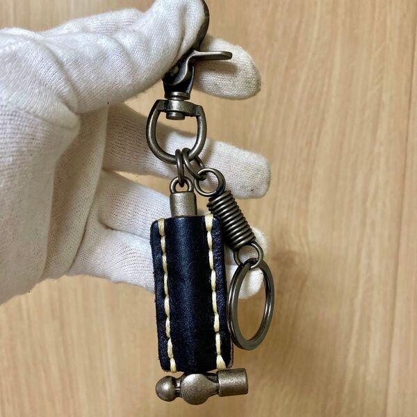 ヌメ革と合金 キーホルダー 手作り 手縫い ハンドメイド お洒落 キーホルダー