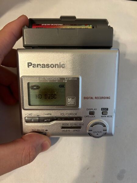【早い者勝ち大特価】 MD WALKMAN Panasonic ポータブルmdプレイヤー 録音機能付き 乾電池 電池 ケース