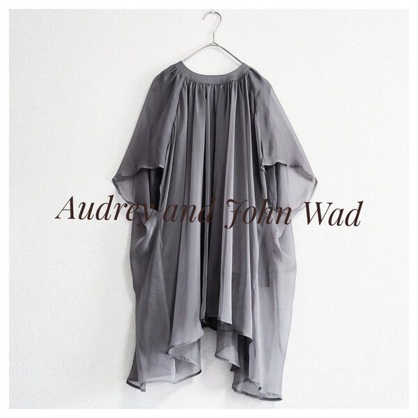 美品 Audrey and John Wad シフォンギャザーブラウス グレー