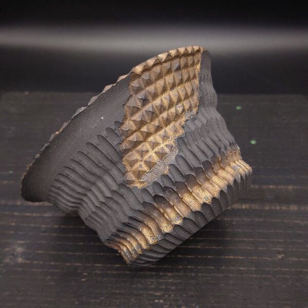 YB42H CELECTオリジナル STUDS POT 破鉢 陶器鉢 作家鉢 植木鉢 鎬 スタッズ 金色×黒 塊根 アガベ 約4号